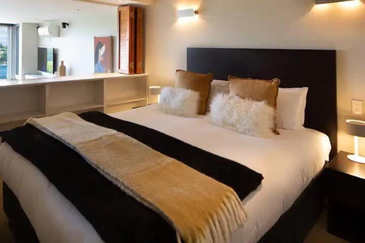 Stunning Lakeview 1 Bedroom Apartment Квинстаун Экстерьер фото