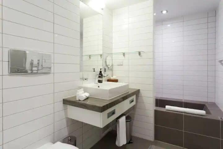 Stunning Lakeview 1 Bedroom Apartment Квинстаун Экстерьер фото
