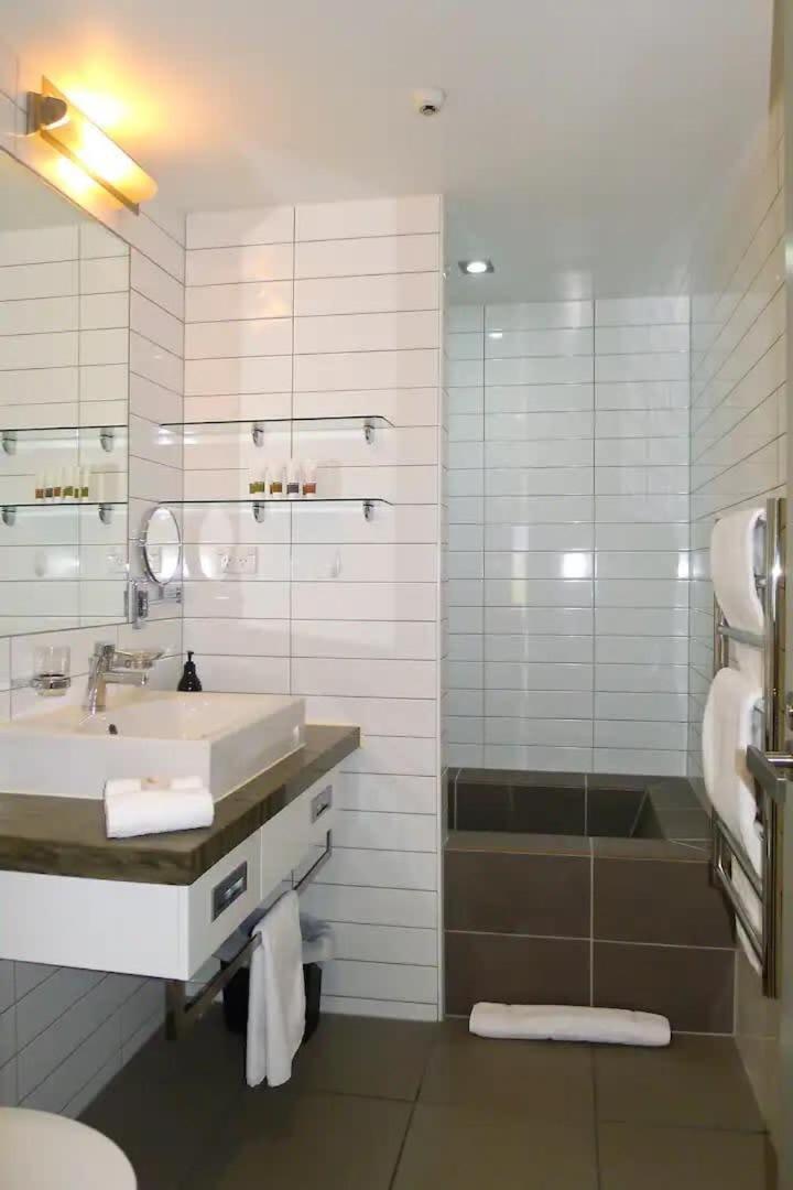 Stunning Lakeview 1 Bedroom Apartment Квинстаун Экстерьер фото